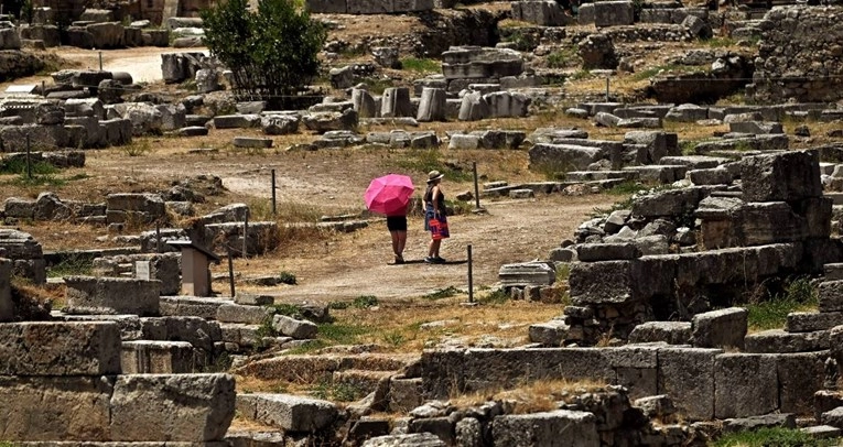 U Grčkoj temperature do 43 stupnja. nestašica vode, ograničen rad na otvorenom